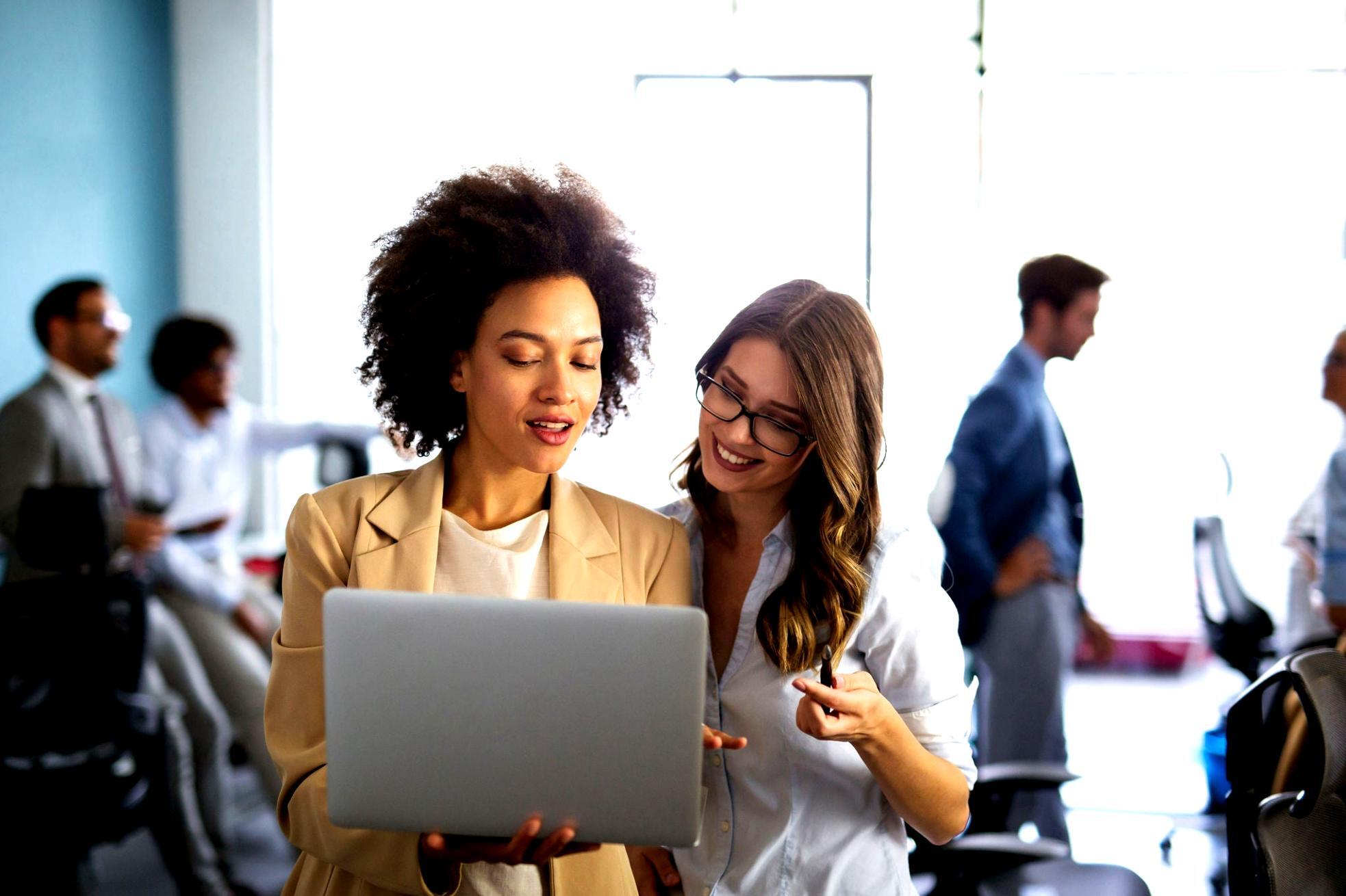 Analytische Auswertung von SEO-Daten auf mehreren Bildschirmen